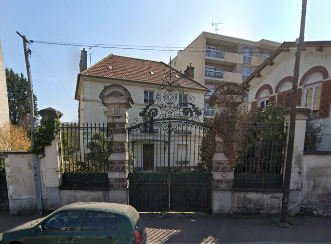 Photographie de la Maison DIONNET à Livry-Gargan, déclassée du patrimoine dans le PLUi de 2024, montrant une façade ancienne avec une grille en fer forgé devant.