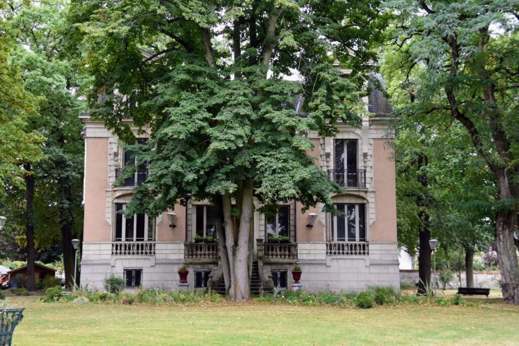 Photographie du Castel Guy Mollet à Livry-Gargan, un bâtiment historique entouré de verdure, témoin du patrimoine architectural local et aujourd’hui utilisé pour des activités associatives.