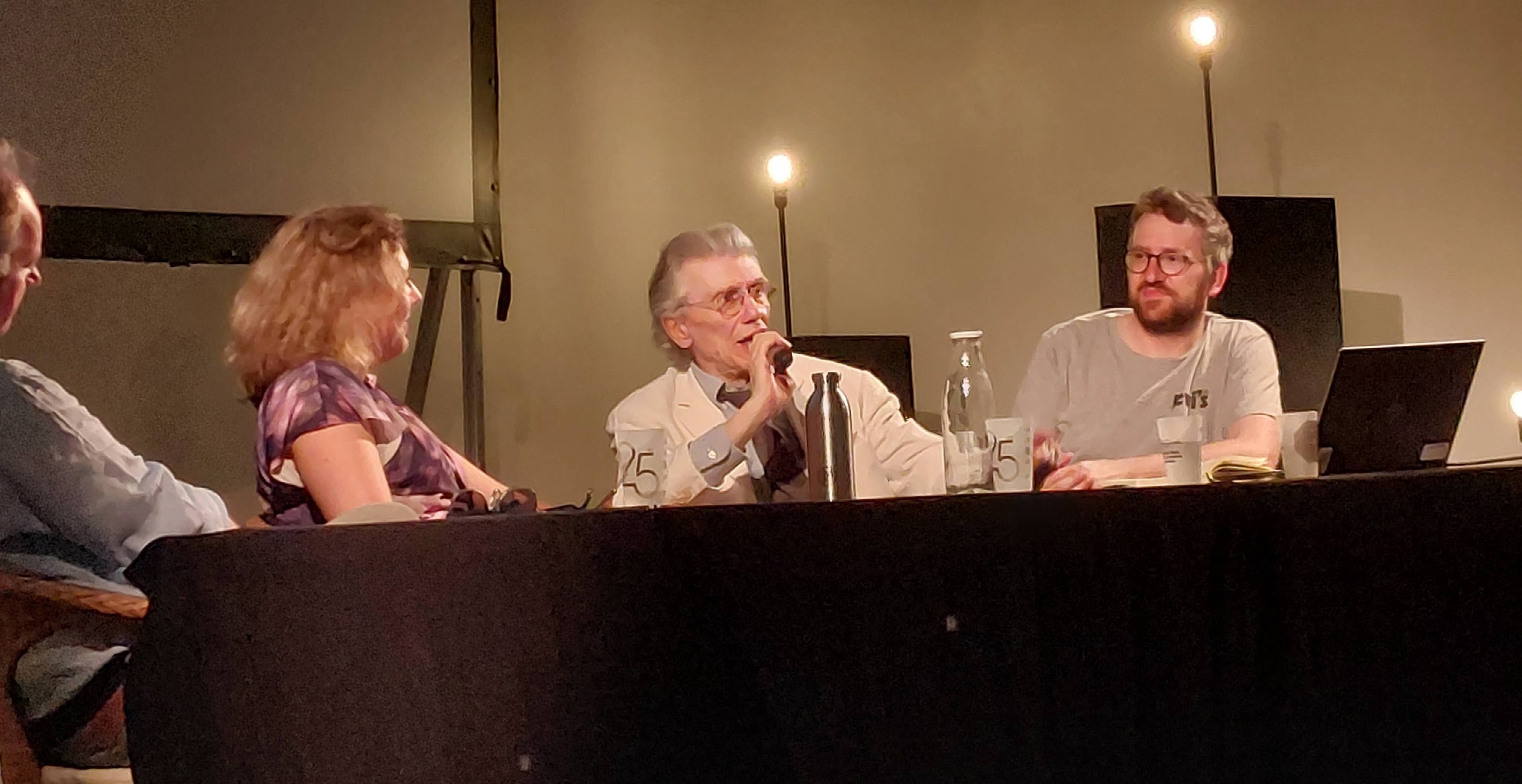 Conférence publique sur l'histoire et le devenir de Métal Hurlant avec Jean-Pierre Dionnet au centre, photographiée au Rendez-vous de la BD d'Amiens en 2025.